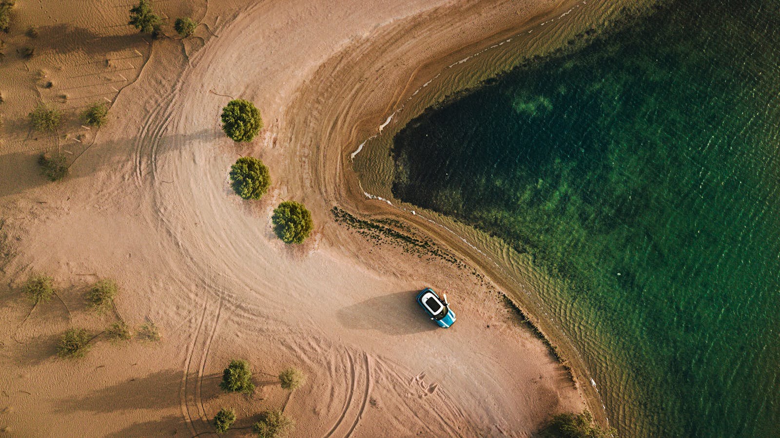 Una piccola auto lungo la costa, vista dall’alto