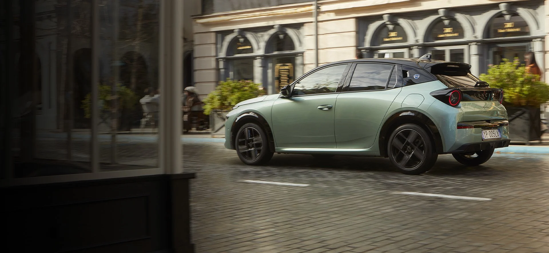 Lancia Ypsilon verde in una strada italiana